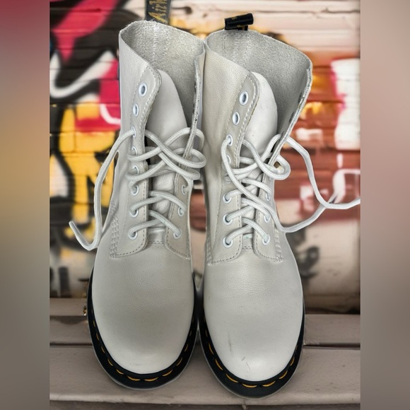 Doc Martens Ivory Jadon Leather Boots 38 EU • US 7 W / 5.5 M • UNISEX • LIKE NEW - Picture 1 of 10